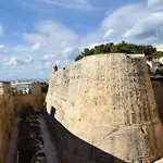 Апартаменты Charming With Sea Views & Maltese Balcony By 360 Estates