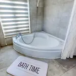 Charming With Sea Views & Maltese Balcony By 360 Estates Апартаменты Валетта