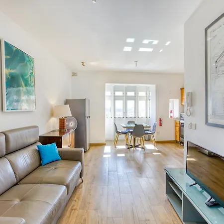 Charming With Sea Views & Maltese Balcony By 360 Estates *