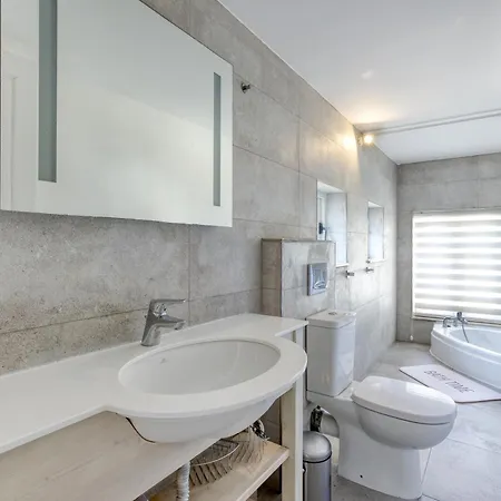 Charming With Sea Views & Maltese Balcony By 360 Estates La Valeta