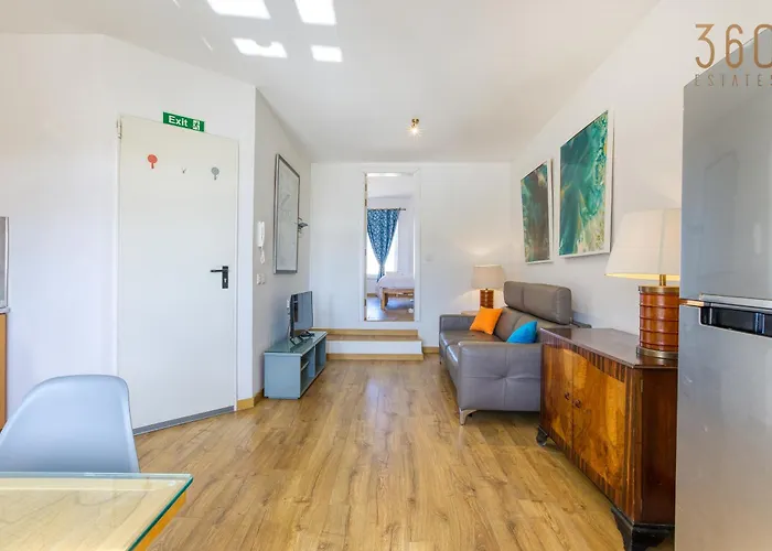 Charming With Sea Views & Maltese Balcony By 360 Estates * Valletta