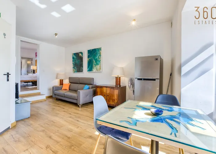 Charming With Sea Views & Maltese Balcony By 360 Estates * Valletta