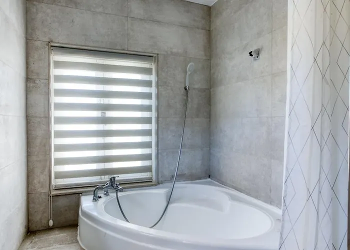 Apartment Charming With Sea Views & Maltese Balcony By 360 Estates *