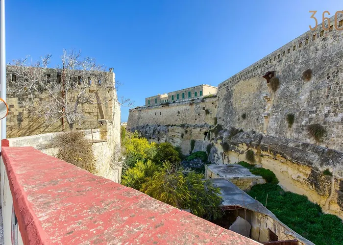 Charming With Sea Views & Maltese Balcony By 360 Estates Valletta