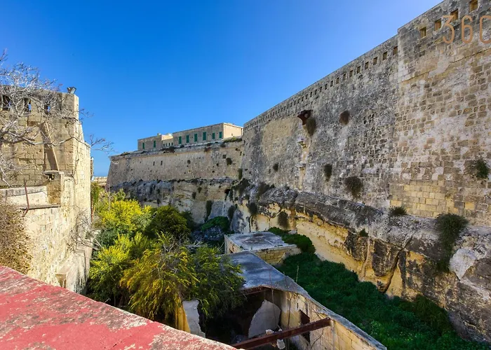 Apartment Charming With Sea Views & Maltese Balcony By 360 Estates