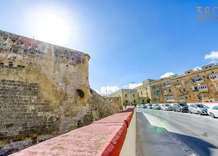 Apartment Charming With Sea Views & Maltese Balcony By 360 Estates Valletta