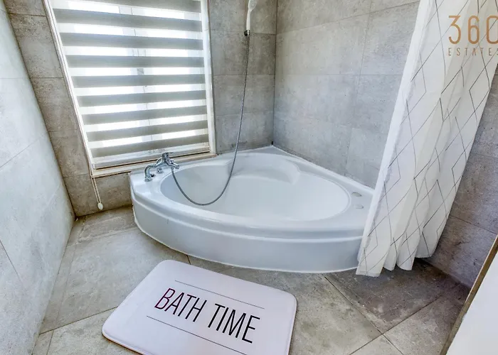 Charming With Sea Views & Maltese Balcony By 360 Estates Apartment Valletta