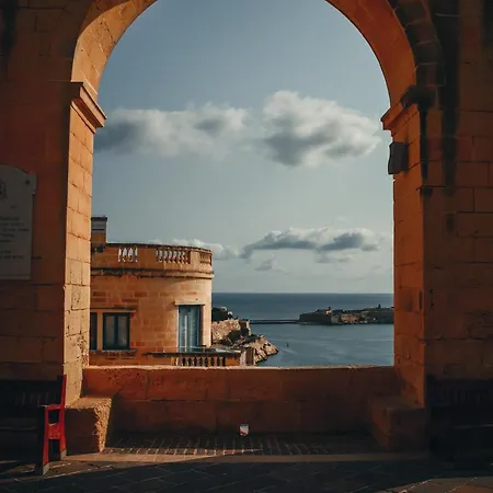 Charming With Sea Views & Maltese Balcony By 360 Estates Valletta
