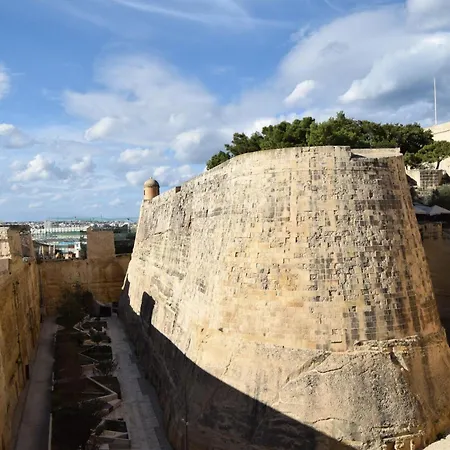 Apartmán Charming With Sea Views & Maltese Balcony By 360 Estates