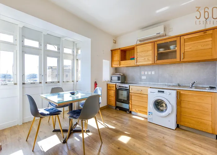 Charming With Sea Views & Maltese Balcony By 360 Estates