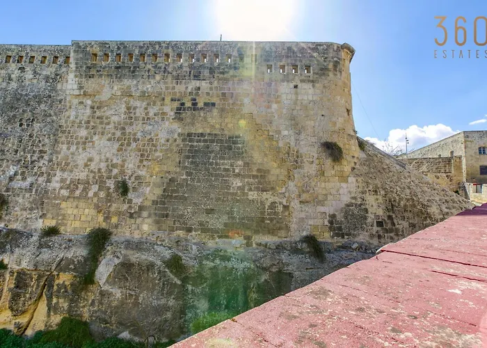 Charming With Sea Views & Maltese Balcony By 360 Estates